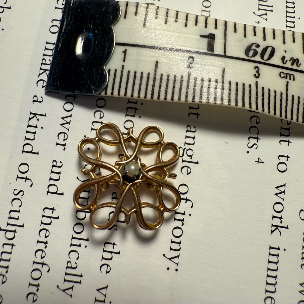 Small scroll pin with pearl, 10k